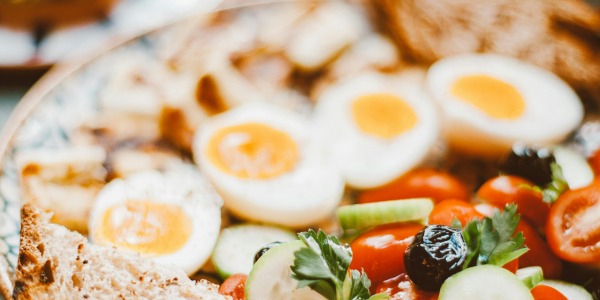 L’Alimentation Anti-Inflammatoire : Manger pour Apaiser Son Corps